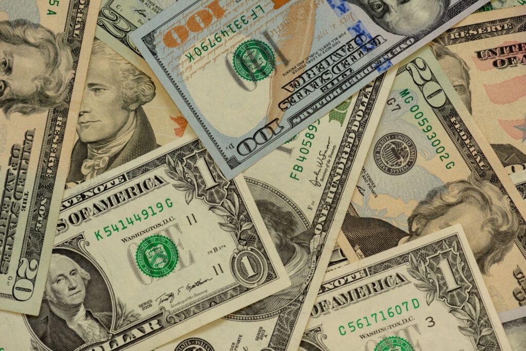 Dollar Rises on Houthi Tanker Attack and Higher Oil Prices